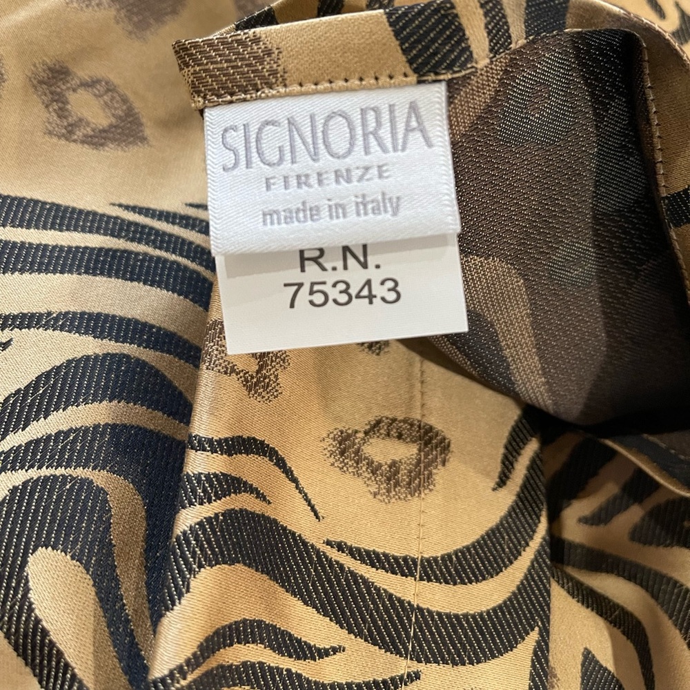 King size duvet with two king pillow shams. Never used is beautiful